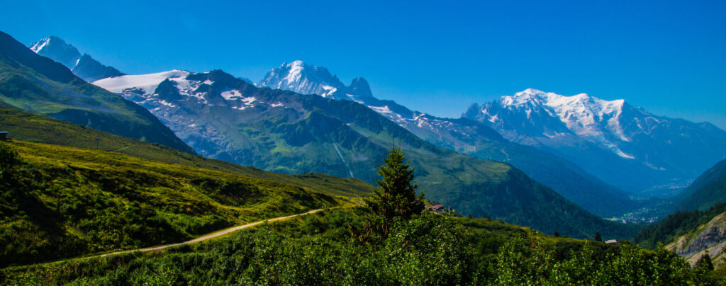 Paysage des Alpes françaises en été - aventure bivouac