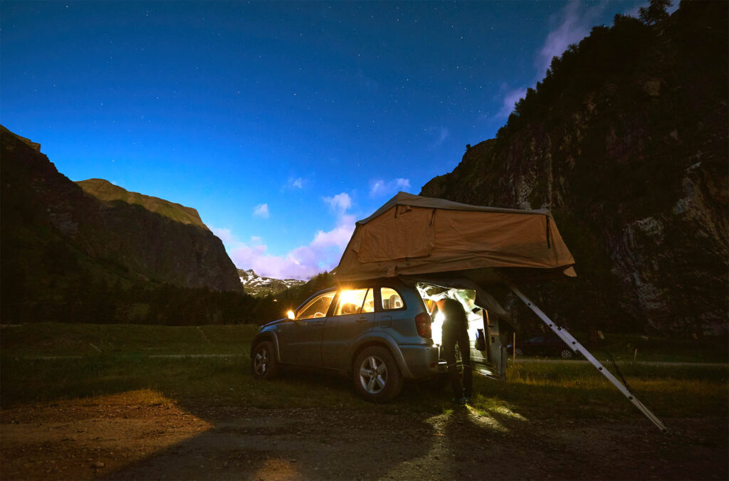 Tente de toit sur 4x4 en bivouac dans la nature